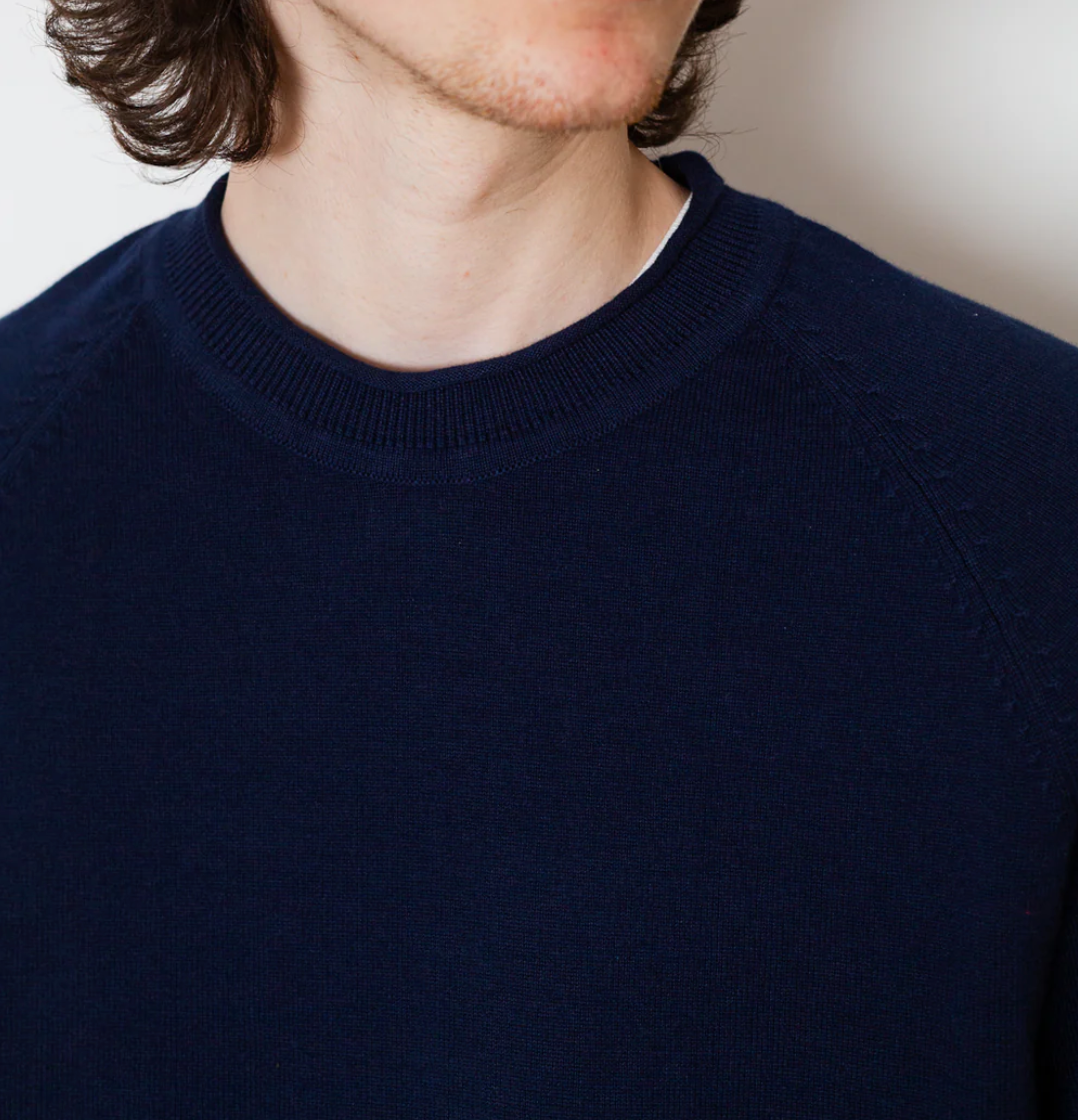 Collar detail of Pittari USK 12GG shirt in navy.